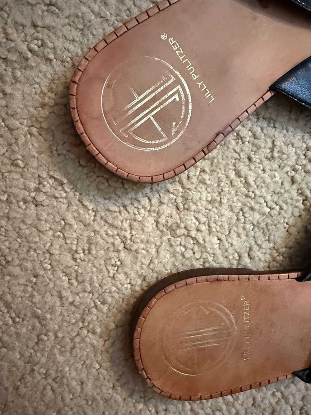 Lilly Pulitzer sandal - Black Shiny strap with gold Ring-Accent - Picture 2 of 5